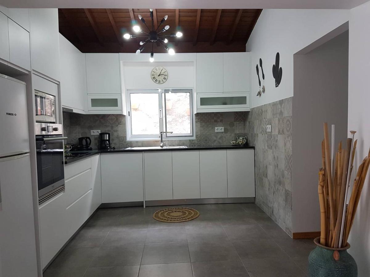 Join Our Relaxed House Near The Beach - Mosteiros Exterior photo